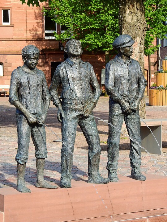 三個銅像做成的人在尿尿